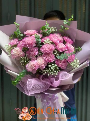 Điện hoa thủ đô: Thưởng thức vẻ đẹp của hoa đang được trưng bày tại đền Ngọc Sơn, hoặc tặng những món quà tinh tế với các loại hoa tươi ngon ngút hương thơm từ điện hoa thủ đô. Hãy chọn một bó hoa xinh xắn cho người thân yêu của bạn để thể hiện tình cảm sâu sắc.