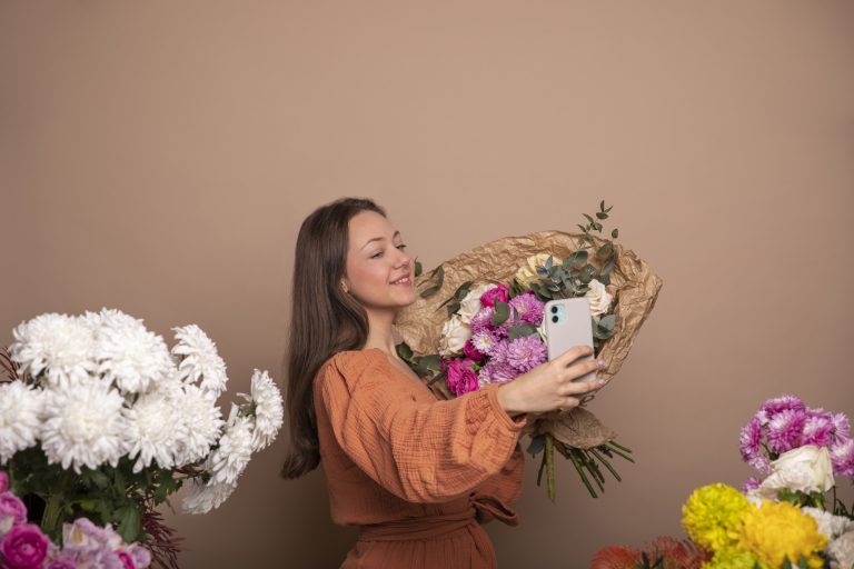 close-up-beautiful-florist-woman